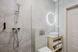 Un baño con ducha, inodoro y lavabo. en S1 Apartamenty, en Rewa 45 fotos más