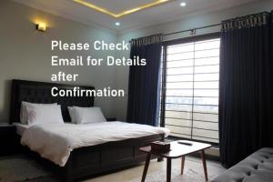 伊斯兰堡Airways B&B Islamabad Free Airport Pick and Drop的一间带床、窗户和桌子的卧室