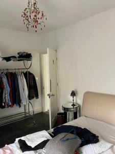 AllextonにあるThe Old Boiler House also available long termのベッドルーム1室(ベッド1台、衣類ラック付)