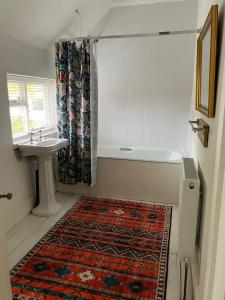 AllextonにあるThe Old Boiler House also available long termのバスタブと洗面台のあるバスルーム