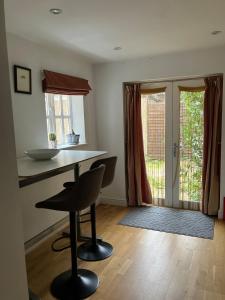 AllextonにあるThe Old Boiler House also available long termのキッチン(カウンター、テーブル、椅子付)