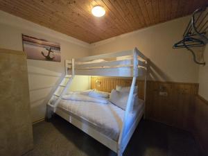 Postel nebo postele na pokoji v ubytování Bungalow RUHE UND STURM direkt am STRAND mit KAMIN nur für ERWACHSENE