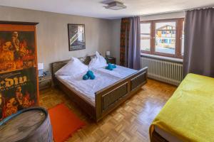 ein Schlafzimmer mit einem Bett mit blauen Kissen in der Unterkunft Goldiger Hirsch B&B mit Gemeinschaftsküche in Immenstadt im Allgäu + 36 Fotos