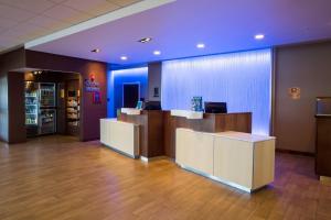 リンカーンにあるFairfield Inn & Suites by Marriott Lincoln Southeastの入院中のフロントデスクのあるロビー +24枚の写真