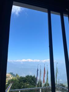 una ventana con vistas a las montañas en Degants pad, en Darjeeling