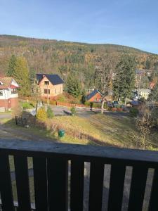 Nespecifikovaný výhled na hory nebo výhled na hory při pohledu z chaty