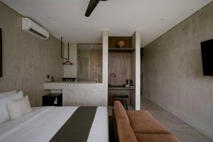 een slaapkamer met een groot bed en een keuken bij Tibah in Tanah Lot