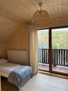 Postel nebo postele na pokoji v ubytování Domek z Widokiem Szklarska Poręba