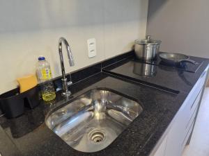 a stainless steel sink in a kitchen counter at Studio Prático no Brooklin Próx ao Metro in São Paulo +188 photos