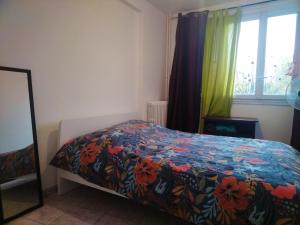 Postel nebo postele na pokoji v ubytování Appartement familiale face à un square arboré