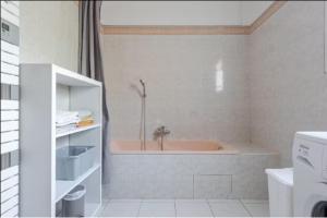 ein Badezimmer mit Badewanne und Waschbecken in der Unterkunft logement indépendant avec jardinet in Bouc-Bel-Air