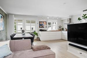 TV a/nebo společenská místnost v ubytování Urban comfort, 3BR with free parking in the heart of Tønsberg