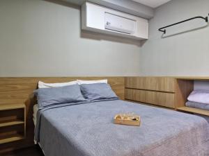 a bedroom with a bed with a tray on it at Studio Prático no Brooklin Próx ao Metro in São Paulo