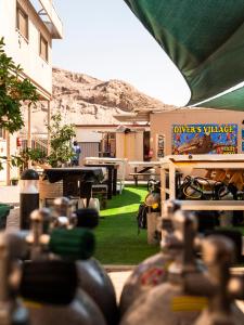 a view of a yard with a ping pong table at כפר הצוללים in Eilat +12 photos