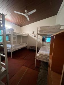 阿姆波尔The Peace Hostel的客房设有两张双层床和吊扇。