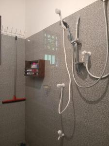 una ducha en un baño con ducha en Galhena Apartments, en Tangalle