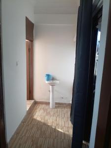 een badkamer met wastafel en toilet bij Chambre et Salon in Agboogba