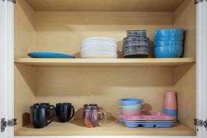 サンアントニオにあるCozy 3BR Home Family-Friendly Near Attractionsの皿・鉢・カップが入ったキャビネット