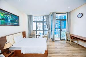 a hotel room with a bed and a piano at Hotel Anh Đức 2 in Ga Phú Văn