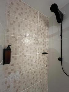 a shower with a black shower head in a bathroom at Studio Moderno com automação e vista incrível in Juiz de Fora +7 photos