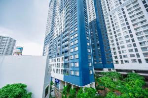 a tall blue building in the middle of a city at Hotel Anh Đức 2 in Ga Phú Văn