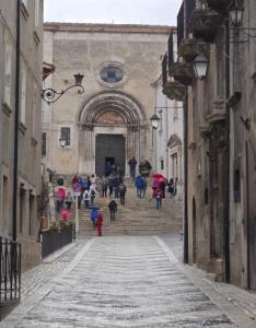 ペスココスタンツォにあるCasa Al Colleの傘を持った人々が階段を上っている +3枚の写真