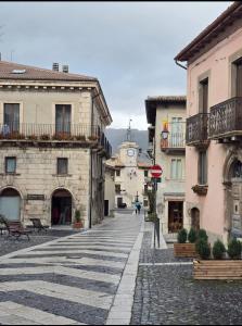 ペスココスタンツォにあるCasa Al Colleの時計塔のある町の石畳