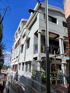 アンタナナリボにあるIsorakaparTの通りに面した白い建物