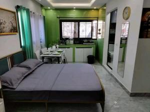 アンタナナリボにあるIsorakaparTの緑の部屋に大きなベッドが備わるベッドルーム1室が備わります。