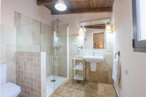 Un baño con ducha, lavabo e inodoro. en Andalucia, Aracena, en Aracena 17 fotos más