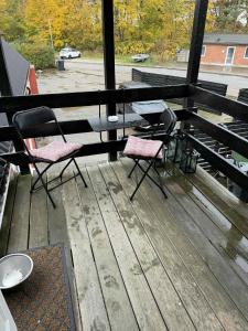 two chairs and a table on a wooden deck at Tylstrup Nordjylland in Tylstrup