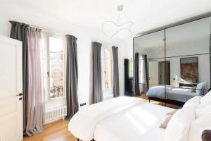 Ένα ή περισσότερα κρεβάτια σε δωμάτιο στο Hauts-de-Seine Eiffel Tower