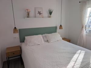 Giường trong phòng chung tại Olladas de Laxe Apartamento con vistas