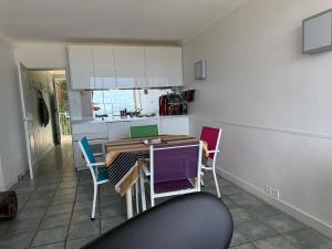 Kuchyň nebo kuchyňský kout v ubytování Le Racou Residence Les Muriers 48 m2 F3