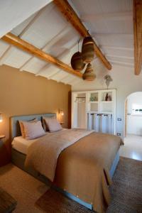 a bedroom with a large bed in a room at Tramontana Casetta in Castilenti