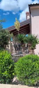 Un patio con mesa y sillas y plantas. en Villa Zara, en Poreč