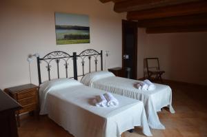 two beds in a room with white sheets at Le Sorelle del Vino in Marzamemi +60 photos