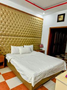 CasaNova Suites في اسلام اباد: غرفة نوم بسرير كبير مع لوح أمامي كبير