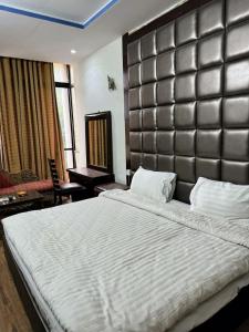 CasaNova Suites في اسلام اباد: غرفة نوم بسرير كبير مع مبطن للظهر