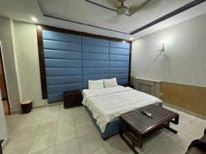 CasaNova Suites في اسلام اباد: غرفة نوم بها سرير وطاولة