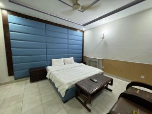 CasaNova Suites في اسلام اباد: غرفة نوم بها سرير وطاولة