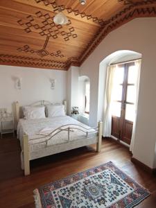 um quarto com uma cama e um tecto de madeira em Hotel Des Etrangers - Special Category em Çanakkale