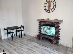 Μια τηλεόραση ή/και κέντρο ψυχαγωγίας στο Appartement au bord de l'Yxeure au rez de chaussée avec terrain