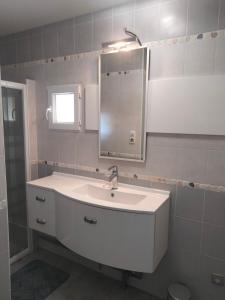 Ένα μπάνιο στο Appartement au bord de l'Yxeure au rez de chaussée avec terrain