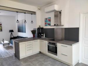 Η κουζίνα ή μικρή κουζίνα στο Appartement au bord de l'Yxeure au rez de chaussée avec terrain +8 φωτογραφίες