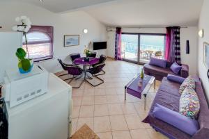 Μια τηλεόραση ή/και κέντρο ψυχαγωγίας στο Apartments Majda