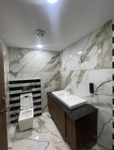 Koupelna v ubytování Hotel Highland Inn + 29 fotografií