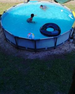 Dos personas nadando en una piscina con un inflable en Zen-Vibes Holiday Home, en George
