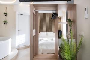 Postel nebo postele na pokoji v ubytování MALAGA BOUTIQUE V.V LUXURY JACUZZY + 20 fotografií
