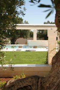 uma vista para um pátio com uma piscina em Masseria Torremossa em Fasano